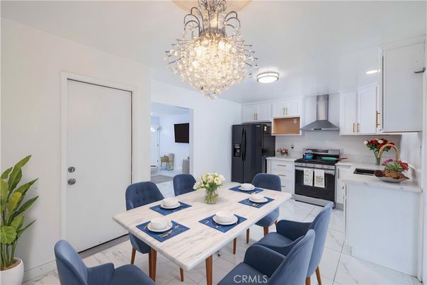 Chandelier, Dining room, Interior, Kitchen, Recessed Lighting, Stainless Steel Appliances