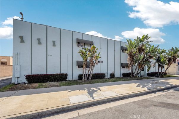 Exterior, Facade, Modern