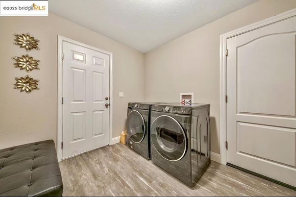 Interior, Washer, Wood Texture Flooring