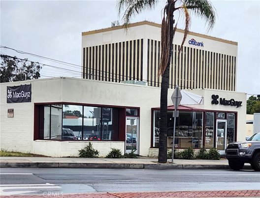 Exterior, Facade, Modern