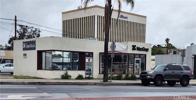 Exterior, Facade, Modern