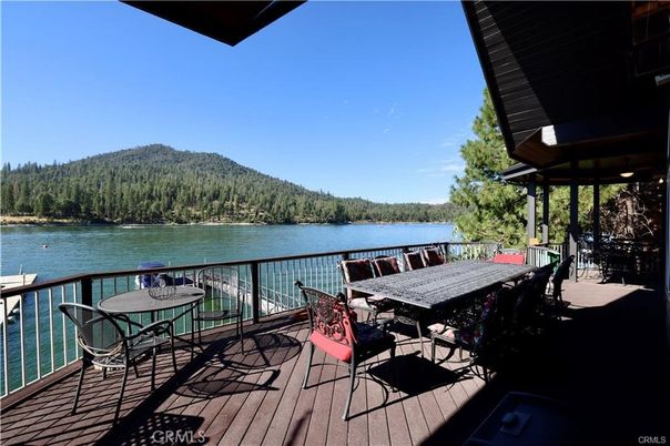 Exterior, Lake