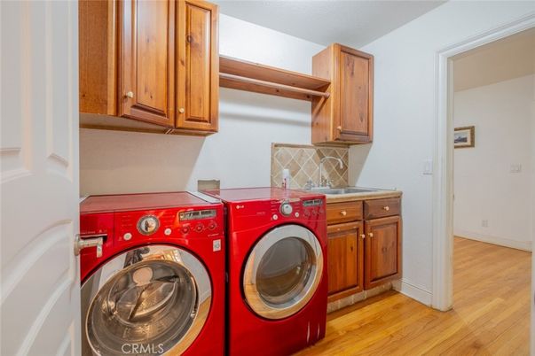 Interior, Washer, Wood Texture Flooring