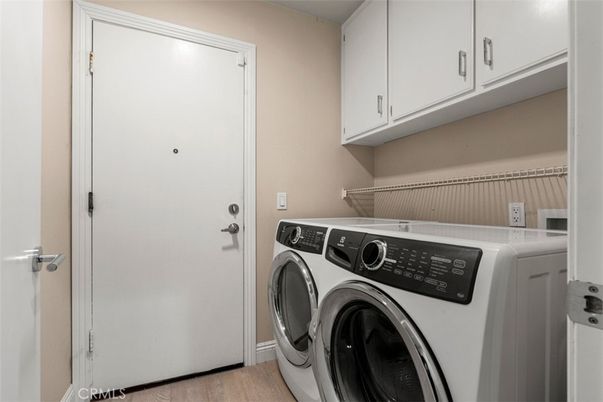 Interior, Washer, Wood Texture Flooring