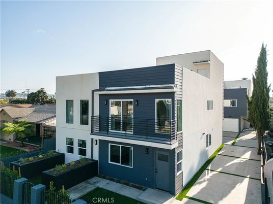 Exterior, Facade, Modern