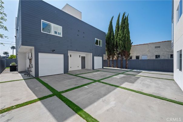 Attached, Exterior, Facade, Modern