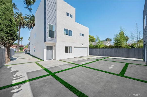 Attached, Exterior, Facade, Modern
