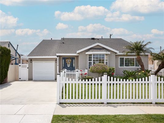 Attached, Exterior, Facade, Ranch