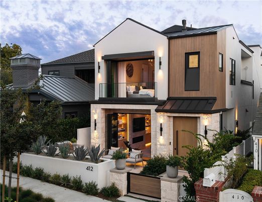 Exterior, Facade, Modern