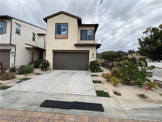 Attached, Exterior, Facade, Mediterranean