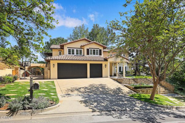 Attached, Exterior, Facade, Mediterranean