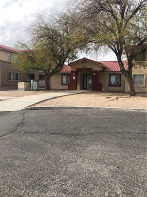 Backyard, Exterior, Facade, Ranch