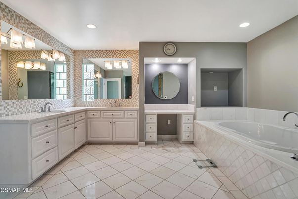 Bathroom, Dual Sink Vanities, Interior, Recessed Lighting