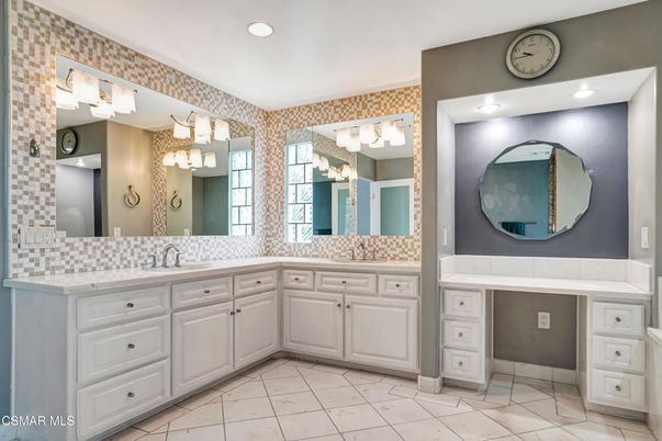 Bathroom, Dual Sink Vanities, Interior, Recessed Lighting