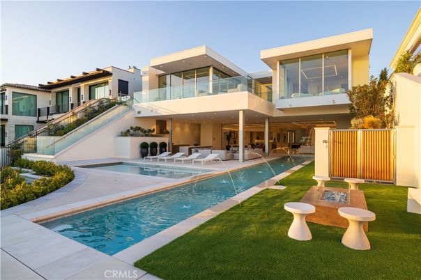 Exterior, Facade, Pool, Modern