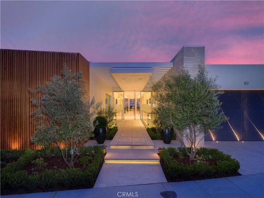Exterior, Facade, Modern