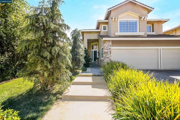 Attached, Exterior, Facade, American Craftsman