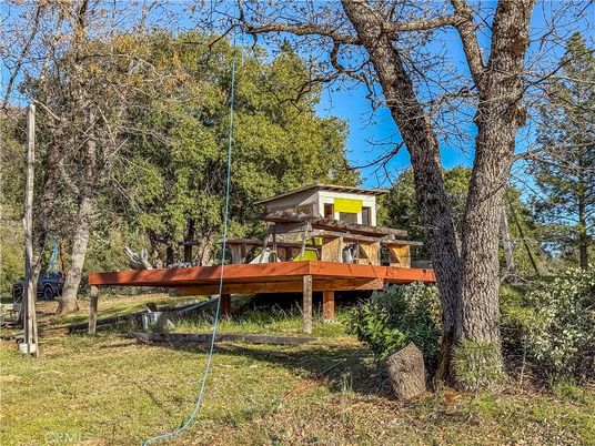 Exterior, Lake
