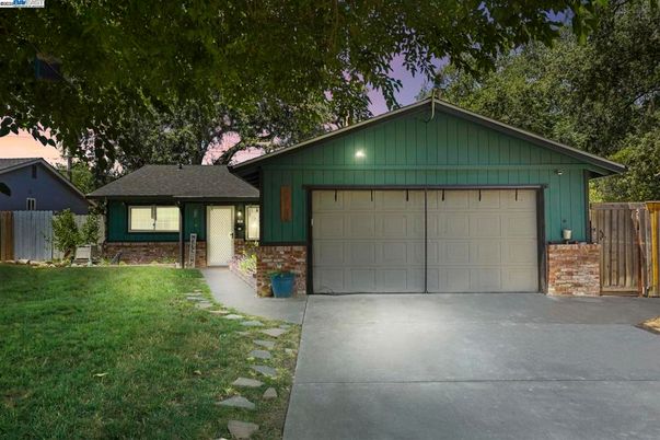 Attached, Exterior, Facade, Brick Facade, Ranch