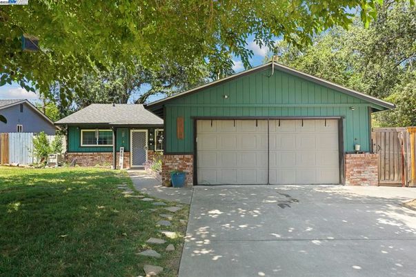 Attached, Exterior, Facade, Brick Facade, Ranch