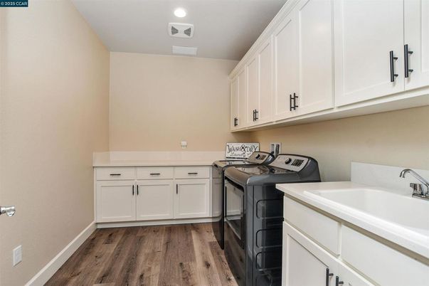 Interior, Recessed Lighting, Washer, Wood Texture Flooring