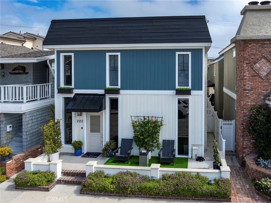 Exterior, Facade, Brick Facade, American Foursquare
