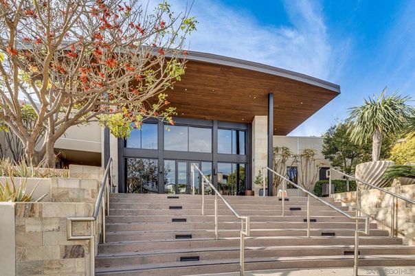 Exterior, Facade, Modern