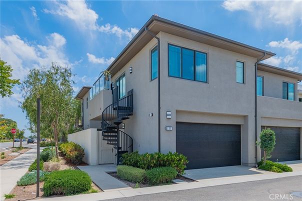 Attached, Exterior, Facade, Modern