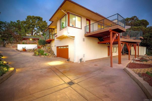 Attached, Exterior, Facade, Modern