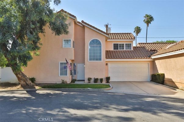 Attached, Exterior, Facade, Mediterranean