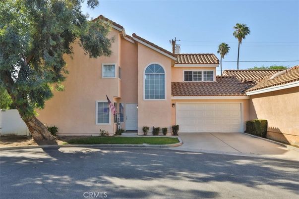 Attached, Exterior, Facade, Mediterranean