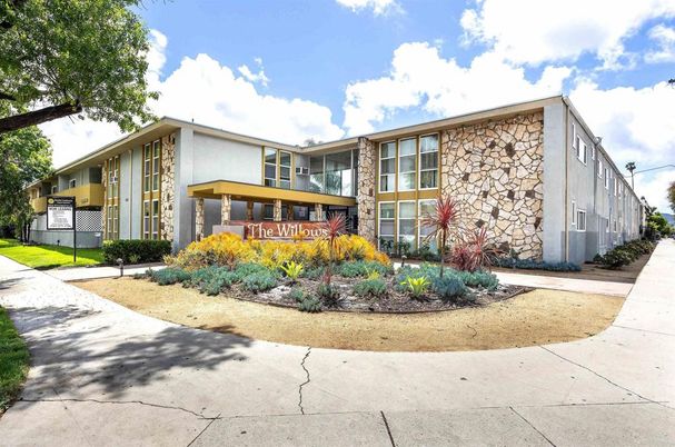 Exterior, Facade, Modern