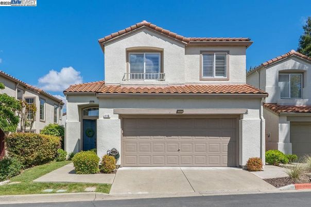 Attached, Exterior, Facade, Mediterranean