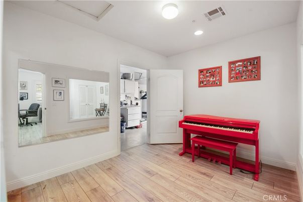 Interior, Piano, Recessed Lighting, Wood Texture Flooring
