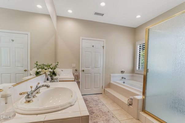 Bathroom, Dual Sink Vanities, Interior, Recessed Lighting