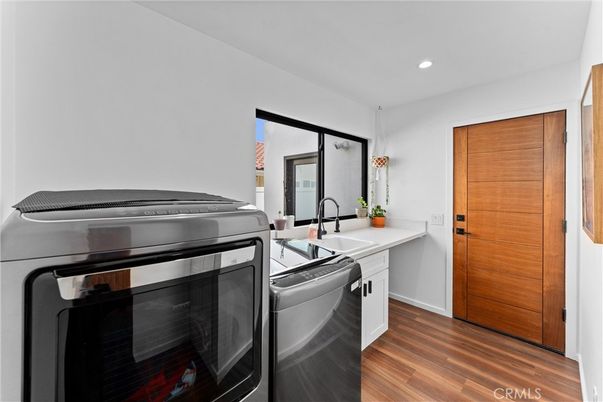 Interior, Recessed Lighting, Washer, Wood Texture Flooring