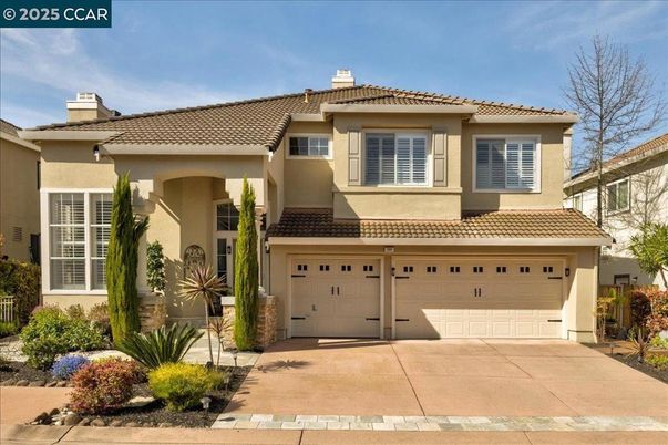 Attached, Exterior, Facade, Mediterranean