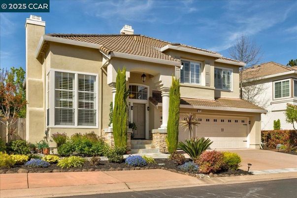 Attached, Exterior, Facade, Mediterranean