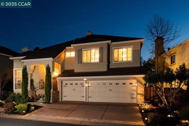 Attached, Exterior, Facade, American Craftsman