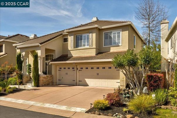 Attached, Exterior, Facade, Mediterranean