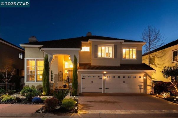 Attached, Exterior, Facade, Modern