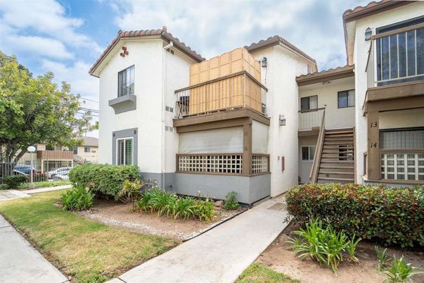Attached, Exterior, Facade, Mediterranean