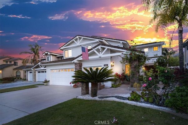 Attached, Exterior, Facade, American Craftsman