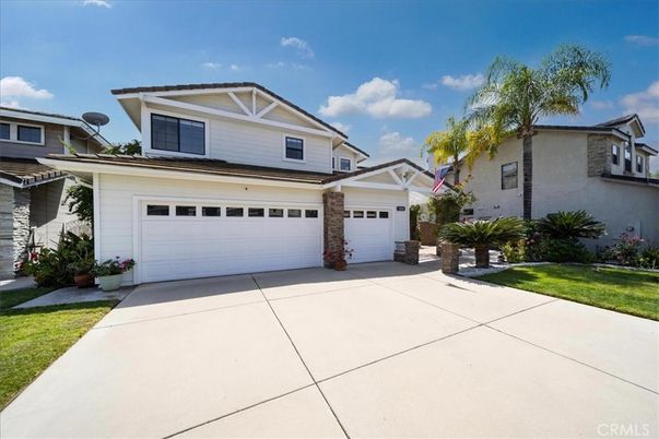 Attached, Exterior, Facade, American Craftsman