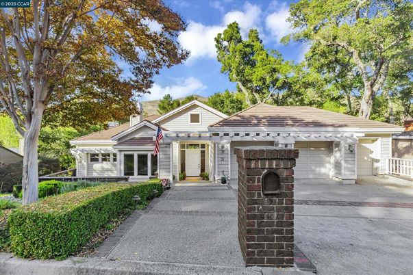 Attached, Exterior, Facade, Ranch