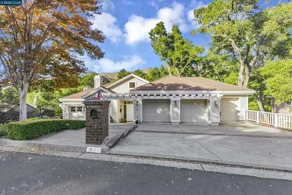 Attached, Exterior, Facade, Ranch