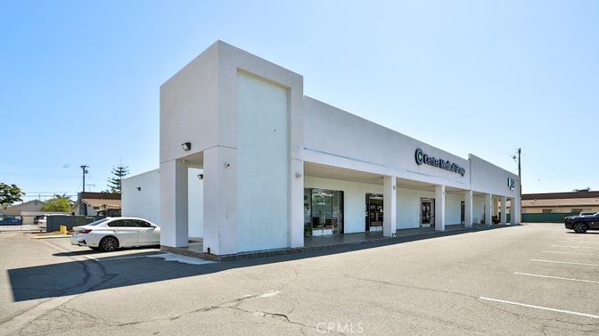 Exterior, Facade, Modern