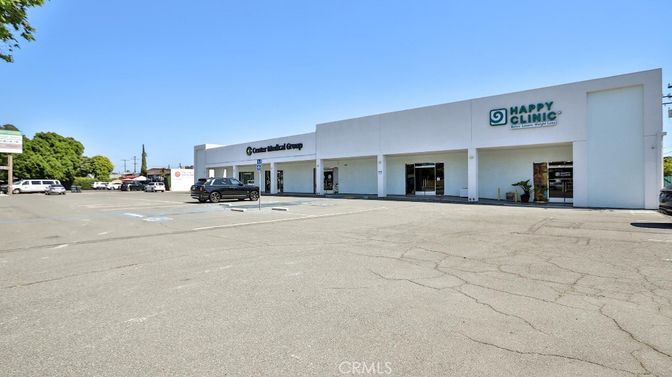 Exterior, Facade, Modern