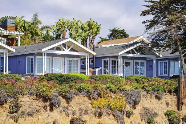Exterior, Facade, Ranch
