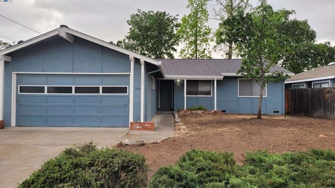 Attached, Exterior, Facade, Ranch